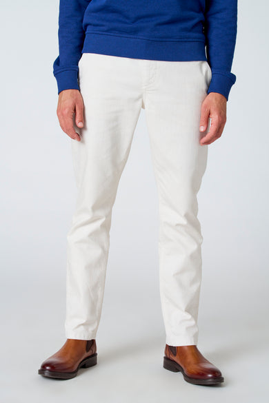 Witte broek van Le Fabuleux Marcel de Bruxelles, gecombineerd met een blauwe trui en bruine schoenen.
