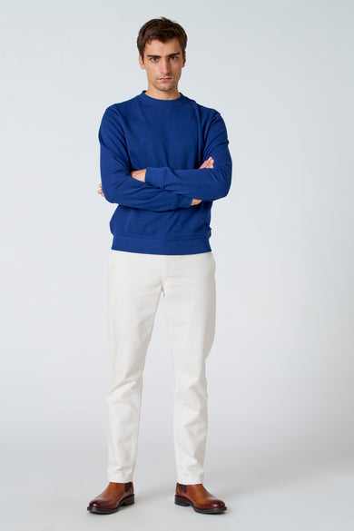 Witte broek van Le Fabuleux Marcel de Bruxelles, gecombineerd met een blauwe trui en bruine leren laarzen.