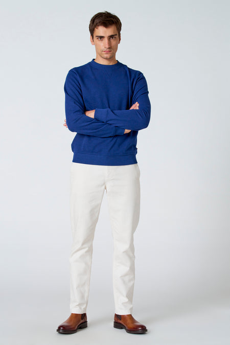 Witte broek van Le Fabuleux Marcel de Bruxelles, gecombineerd met een blauwe trui en bruine leren laarzen.
