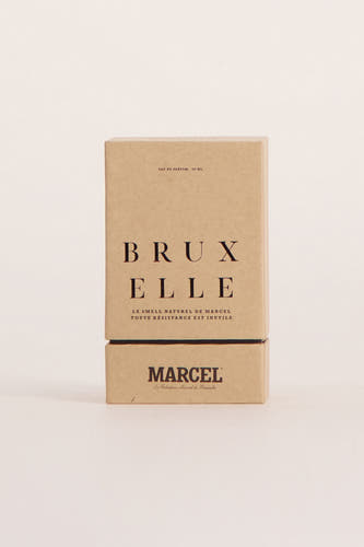 Multicolor parfum van Le Fabuleux Marcel de Bruxelles, met tekst "Bruxelle" in een strak lettertype op een bruine papieren doos.
