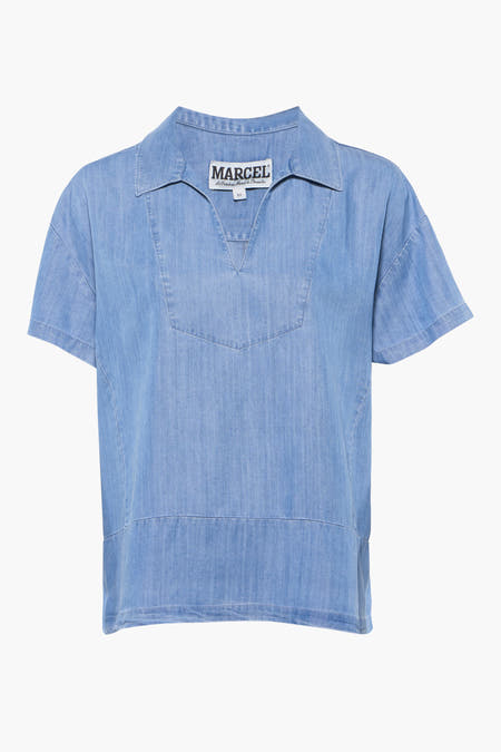 Lichtblauwe denim blouse met korte mouwen van Le Fabuleux Marcel de Bruxelles, met een open kraag en een casual pasvorm.
