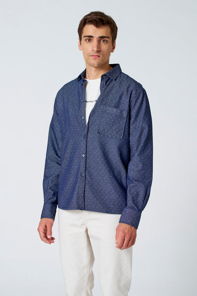 Blauw overhemd met lange mouwen van Le Fabuleux Marcel de Bruxelles, met witte stippen en een borstzak.