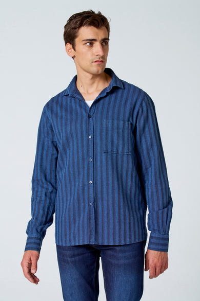 Blauw overhemd met lange mouwen van Le Fabuleux Marcel de Bruxelles, met verticale strepen en een borstzak.
