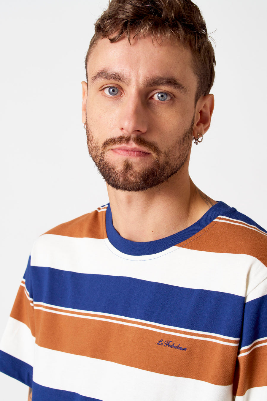 T-shirt multicolore à manches courtes de Le Fabuleux Marcel de Bruxelles, avec un motif rayé en bleu, marron et blanc.