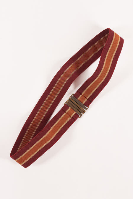 Multicolor riem van Le Fabuleux Marcel de Bruxelles met horizontale strepen en bronzen accenten.
