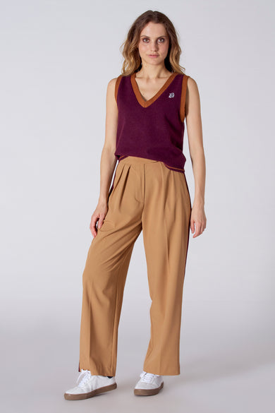 Bordeaux debardeur met V-hals en bruine rand, van Le Fabuleux Marcel de Bruxelles, gedragen met brede beige broek en witte sneakers, front view.