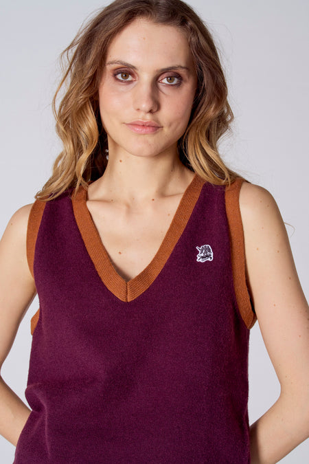 Bordeaux debardeur met bruine V-hals van Le Fabuleux Marcel de Bruxelles, gebreid met klein wit logo op borst, vooraanzicht model