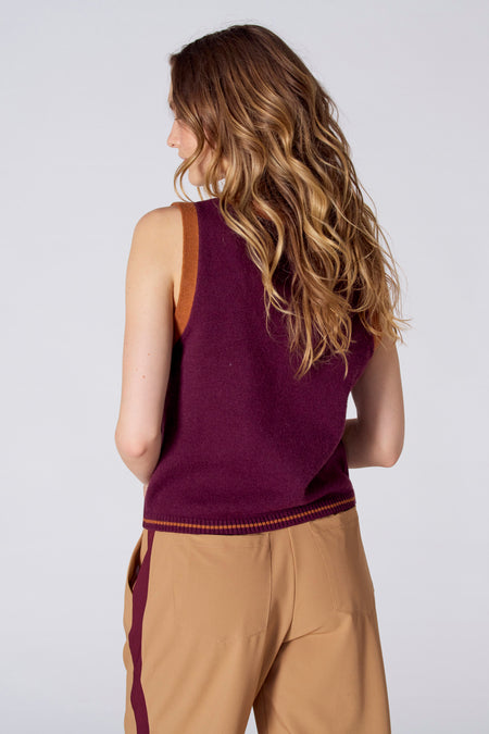 Bordeaux debardeur van Le Fabuleux Marcel de Bruxelles, achterkant met bruine bies en ribboorden, gedragen met beige broek