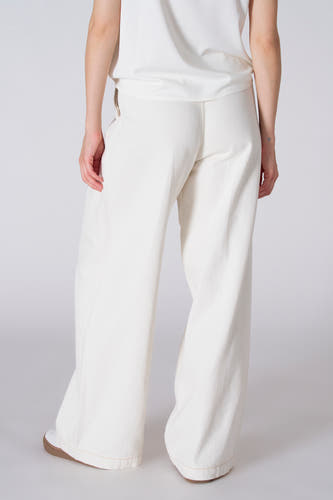 Pantalon blanc de Le Fabuleux Marcel de Bruxelles, vu de derrière, avec des jambes larges et des semelles légères.