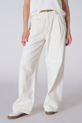 Pantalon blanc de Le Fabuleux Marcel de Bruxelles, avec une ceinture à imprimé léopard et des baskets blanches.