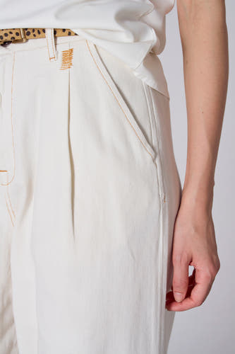 Pantalon blanc de Le Fabuleux Marcel de Bruxelles, avec poche et une ceinture brune à imprimé animal.