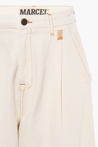 Pantalon blanc de Le Fabuleux Marcel de Bruxelles, avec des boutons bruns et un nœud.