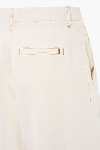 Jeanon bleu de Le Fabuleux Marcel de Bruxelles, avec une poche arrière et des surpiqures dans une couleur contrastée.