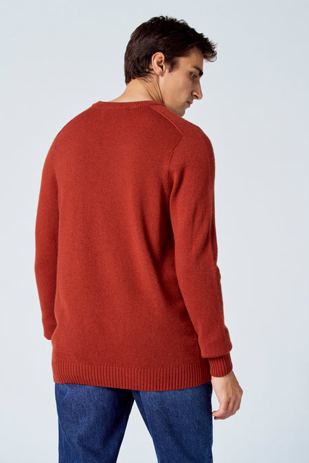 Bordeaux trui met ronde hals van Le Fabuleux Marcel de Bruxelles, gedragen met een donkere jeans, rugaanzicht.
