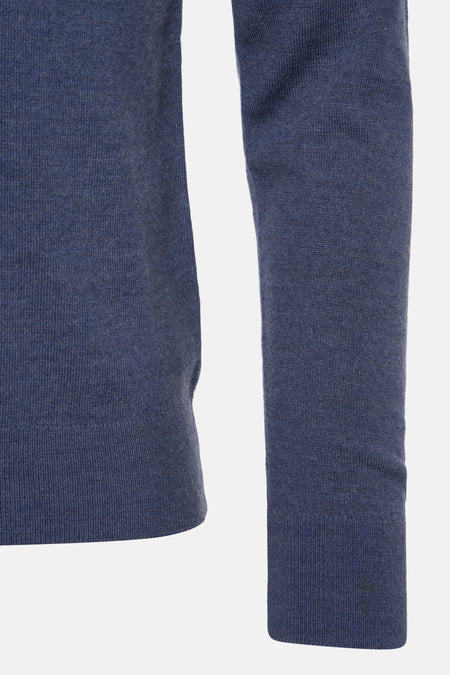 Veste bleue de Le Fabuleux Marcel de Bruxelles, gros plan sur le côté et la manche, avec une texture côtelée fine.