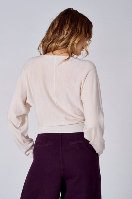Witte trui met ronde hals van Le Fabuleux Marcel de Bruxelles, met lange mouwen en een effen design, gecombineerd met auberginekleurige broek.
