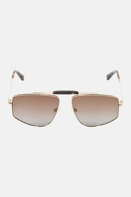 Lunettes de soleil dorées de Le Fabuleux Marcel de Bruxelles avec verres marron, à côté d'un étui en cuir bleu enroulé avec le nom 'MARCEL' estampé à l'intérieur.