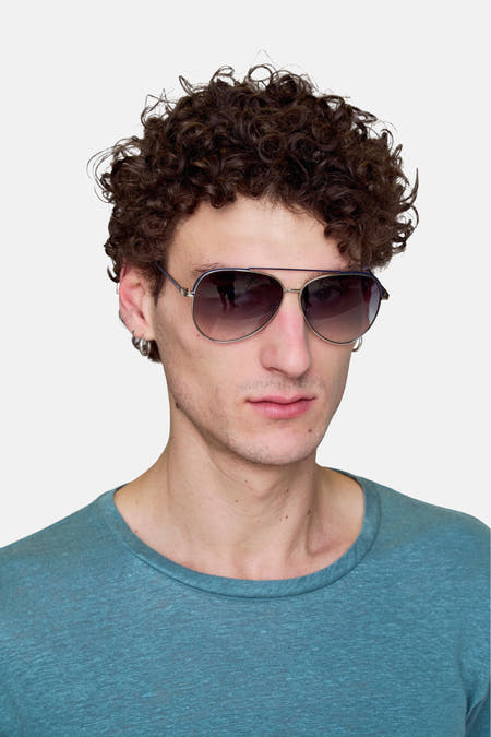 Lunettes de soleil en argent de Le Fabuleux Marcel de Bruxelles, avec des verres teintés foncés et un cadre argenté.