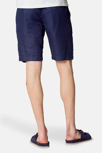 Short bleu de Le Fabuleux Marcel de Bruxelles, dos visible, associé à des sandales en suède.