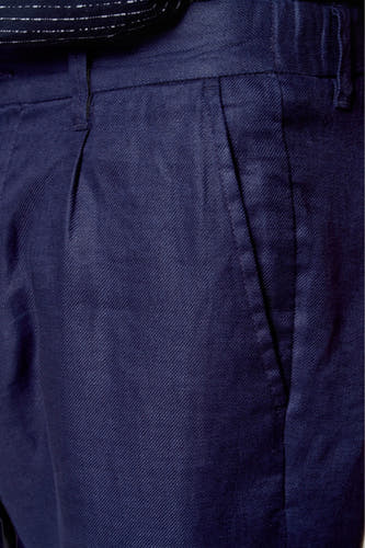 Pantalon court bleu de Le Fabuleux Marcel de Bruxelles, avec une subtile texture et un détail de poche sur le côté.