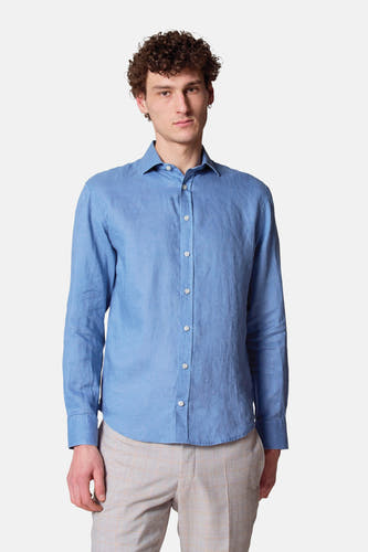 Blauw overhemd met lange mouwen van Le Fabuleux Marcel de Bruxelles, met lange mouwen en knoopsluiting, gecombineerd met geruite broek.

