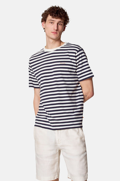 Blauw gestreept T-shirt met korte mouwen van Le Fabuleux Marcel de Bruxelles, met een ronde hals en witte linnen short.
