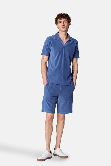 Blauwe short van Le Fabuleux Marcel de Bruxelles, met corduroy textuur en losse pasvorm.
