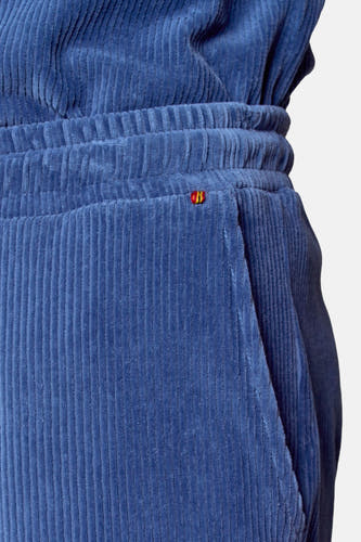 Short bleu de Le Fabuleux Marcel de Bruxelles, avec un effet velours côtelé et un petit logo sur la poche.
