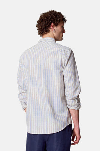 Gestreept overhemd met lange mouwen multicolor van Le Fabuleux Marcel de Bruxelles, achterkant gezien, met opgerolde mouwen en een donkere broek.
