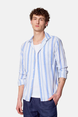 Blauw gestreept overhemd met lange mouwen van Le Fabuleux Marcel de Bruxelles, gedragen over een wit hemd.