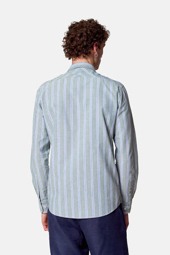 Groen gestreept overhemd met lange mouwen van Le Fabuleux Marcel de Bruxelles, gezien van achteren, gecombineerd met een donkerblauwe broek.
