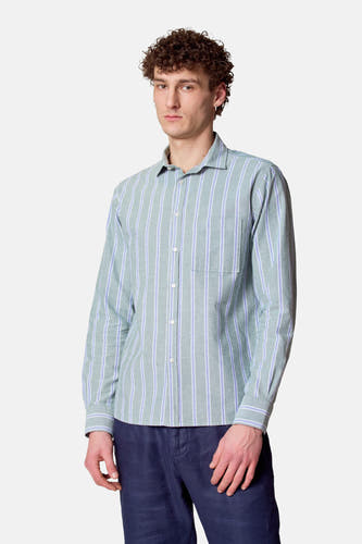 Groen gestreept overhemd met lange mouwen van Le Fabuleux Marcel de Bruxelles, met borstzak, gecombineerd met donkerblauwe pantalon.
