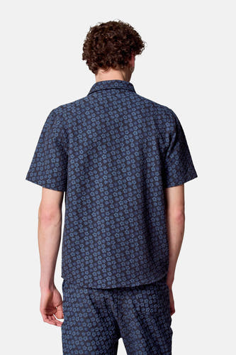 Blauw overhemd met korte mouwen van Le Fabuleux Marcel de Bruxelles, met bloemenmotief en een getextureerde stof.
