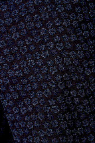 Donkerblauwe stof met bloemmotief.