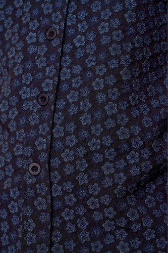 Donkerblauw overhemd met bloemmotief en knopen.