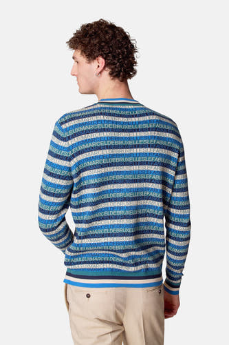 Blauwe trui met ronde hals van Le Fabuleux Marcel de Bruxelles, met horizontale strepen en tekstprint.

