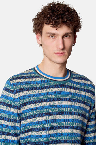 Blauwe trui met ronde hals van Le Fabuleux Marcel de Bruxelles, met een grafisch letterpatroon.
