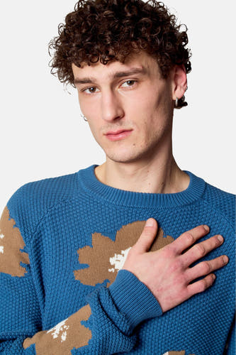 Blauwe trui met ronde hals van Le Fabuleux Marcel de Bruxelles, met bruine bloempatronen en hand op de borst.
