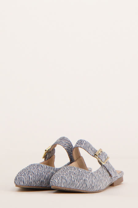 Blauwe platte schoenen van Le Fabuleux Marcel de Bruxelles met zebraprint en gouden gespen.
