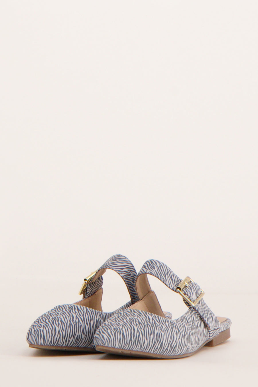 Bottines plates bleues de Le Fabuleux Marcel de Bruxelles avec imprimé zèbre et fermoirs dorés.
