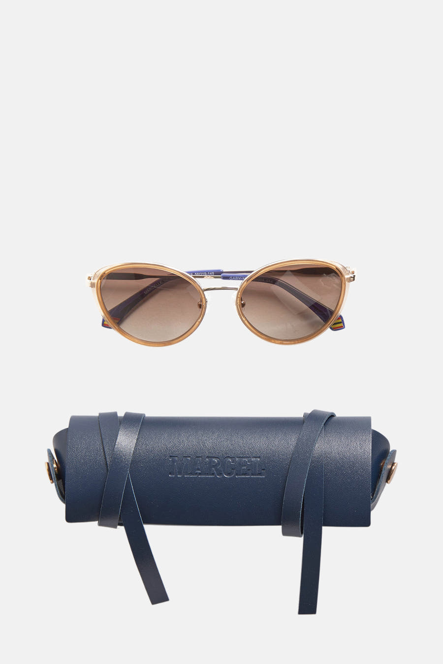 Beige zonnebril van Le Fabuleux Marcel de Bruxelles, met bijpassende blauwe etui en leren riemen.