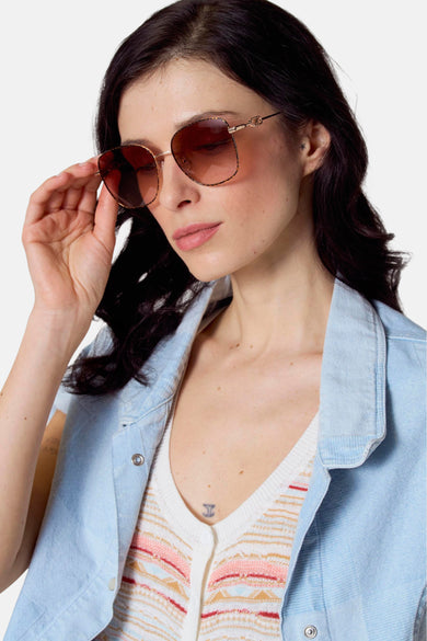 Roze zonnebril van Le Fabuleux Marcel de Bruxelles, met een goudkleurig montuur en een getinte lens.