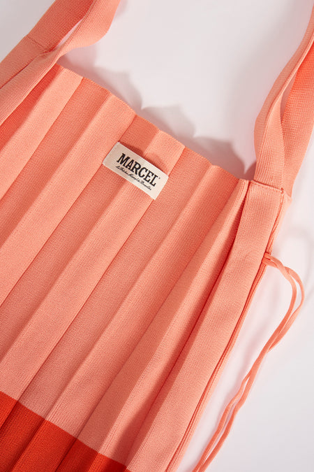 Oranje schoudertas van Le Fabuleux Marcel de Bruxelles, met plissé textuur en een label.
