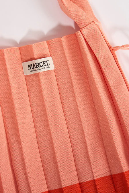 Oranje schoudertas van Le Fabuleux Marcel de Bruxelles, met plissé textuur en een label.