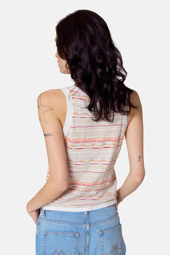 Multikleurige singlet van Le Fabuleux Marcel de Bruxelles, met gestreept en geometrisch patroon, gedragen met een spijkerbroek.
