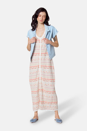 Mouwloze jurk multicolor van Le Fabuleux Marcel de Bruxelles, met gestreept patroon en denim jasje.
