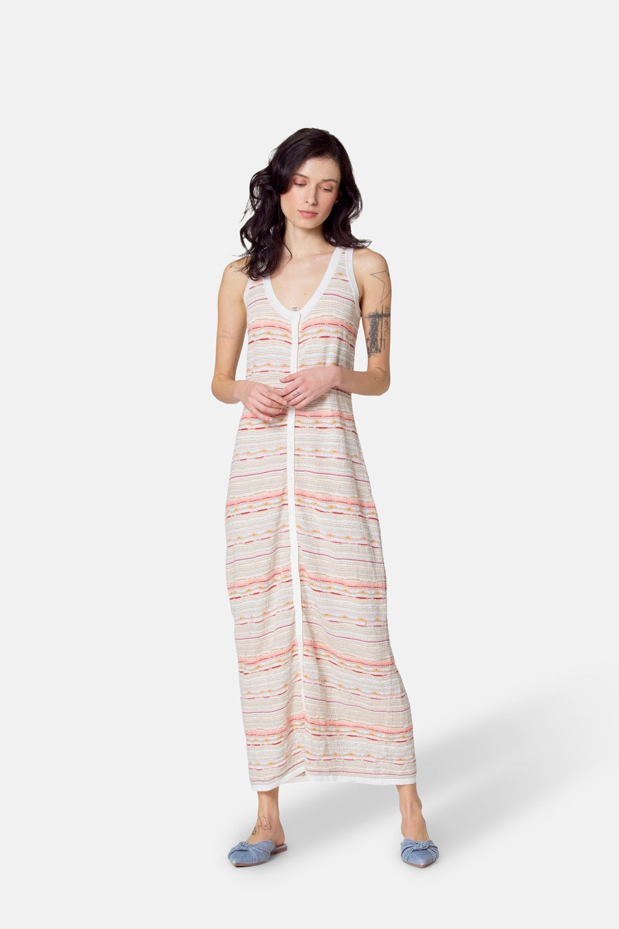 Multikleurig kleedje zonder mouwen van Le Fabuleux Marcel de Bruxelles, met gestreept patroon en witte knoopsluiting.