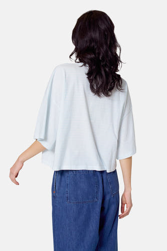 T-shirt bleu clair à manches courtes de Le Fabuleux Marcel de Bruxelles, vu par derrière, avec un jean.