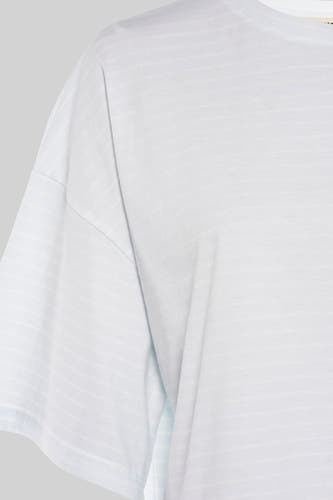 T-shirt bleu clair à manches courtes de Le Fabuleux Marcel de Bruxelles, avec des rayures horizontales subtiles.