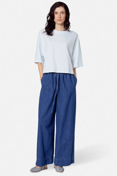 Jean en denim bleu large de Le Fabuleux Marcel de Bruxelles, avec une coupe décontractée et une ceinture à cordon.
